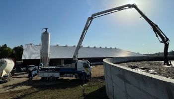 Laguuni segamine ja pumpamine 30-meetrise noolega.